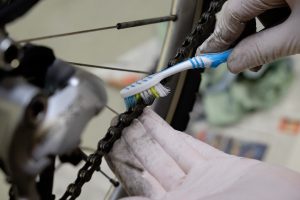 Fahrradkette reinigen mit einer Zahnbürste